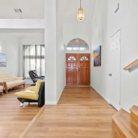 Stylish Home W Full Kitchen Garage Backyard